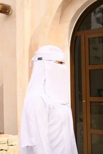 نقاب أبيض