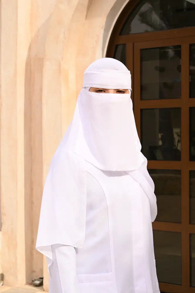 نقاب أبيض