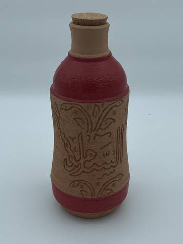 قارورة طراز مديني (السلام) احمر لتر ونصف تقريبا 