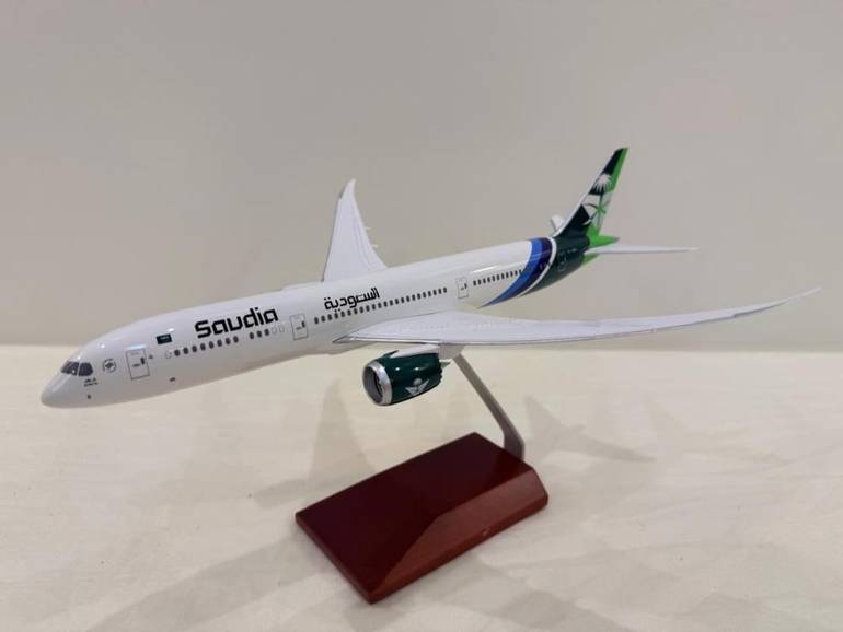 مجسم B787 الخطوط السعودية بشعار اليوم الوطني