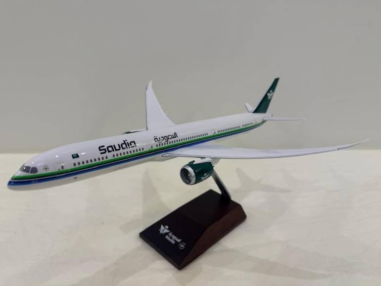 مجسم B787 الخطوط السعودية بشعار الجديد