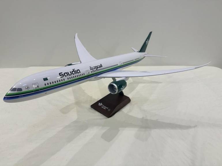 مجسم B787 الخطوط السعودية بالشعار الجديد