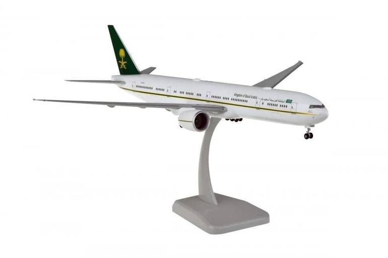 مجسم طائرة B777 بشعار الطيران الملكي السعودي