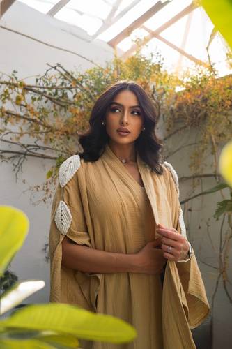 عباية بيج تطريز أبيض
