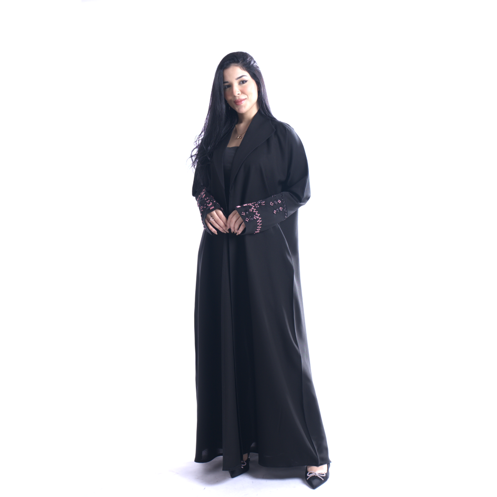 عباية كتان منمّت بتطريز يدوي وفصوص