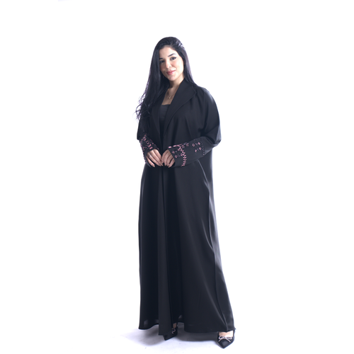 عباية كتان منمّت بتطريز يدوي وفصوص