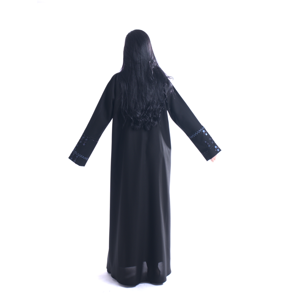 عباية كتان منمّت بتطريز يدوي وفصوص