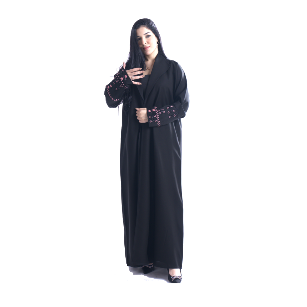 عباية كتان منمّت بتطريز يدوي وفصوص