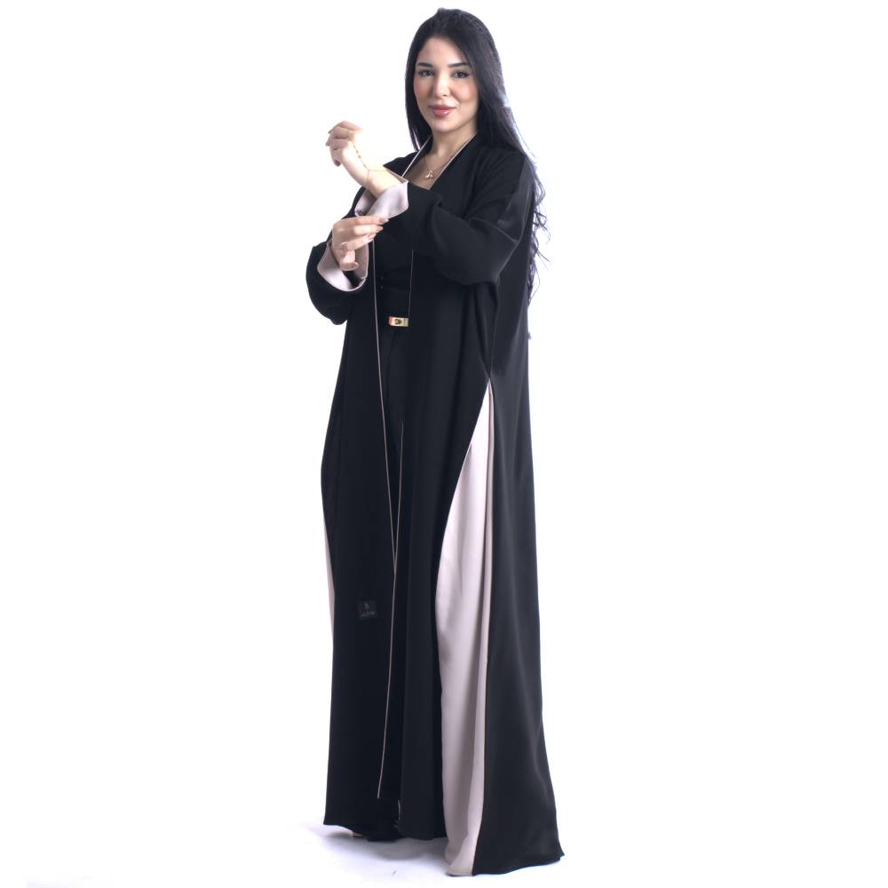 عباية كريب ملكي بتصميم نصف كلوش ولمسات ألوان أنيقة