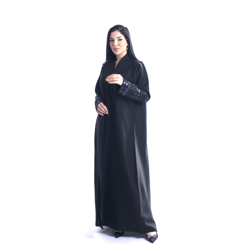 عباية كتان منمّت بتطريز يدوي وفصوص