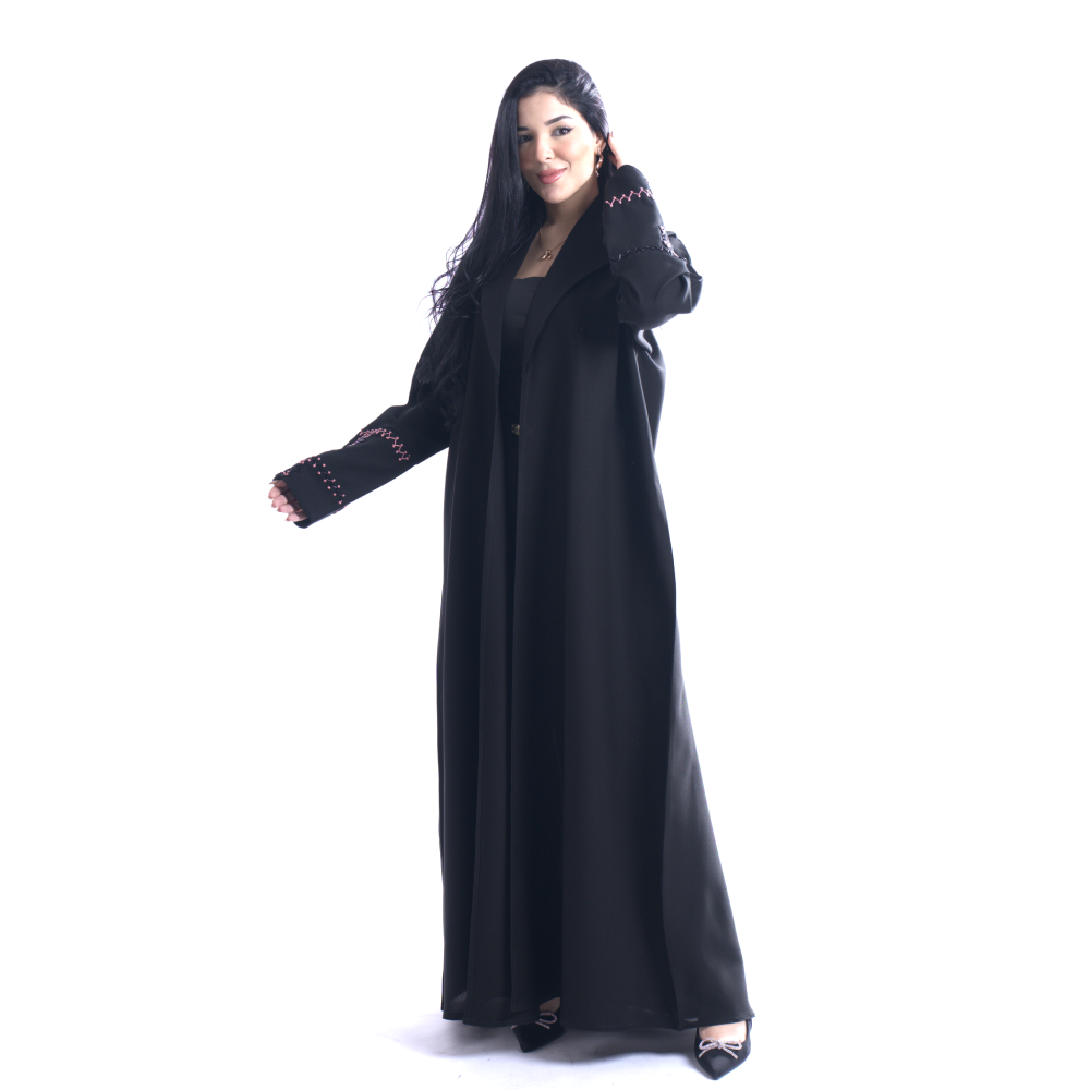 عباية كتان منمّت بتطريز يدوي وفصوص