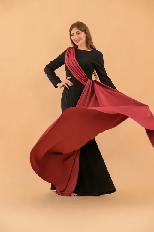 فستان أسود كريب فرنسي ووشاح ملكي خمري