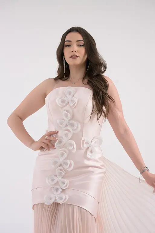 فستان سهرة بدون اكمام مزين بتطريزات ورود ثلاثية الابعاد - تصميم ملكي من DALEEN
