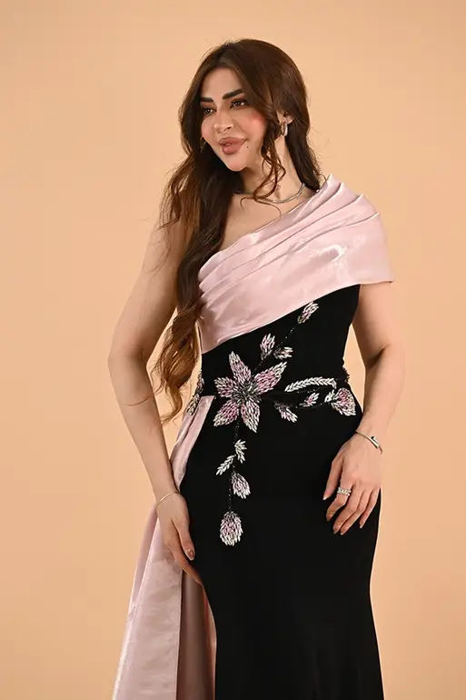 فستان سهرة أسود كريب فرنسي بتطريز يدوي وكتف واحد