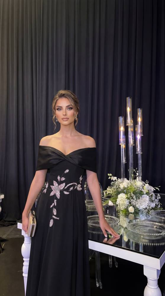 فستان سهرة كريب أسود بتطريز ورود ملكي - متجر دالين