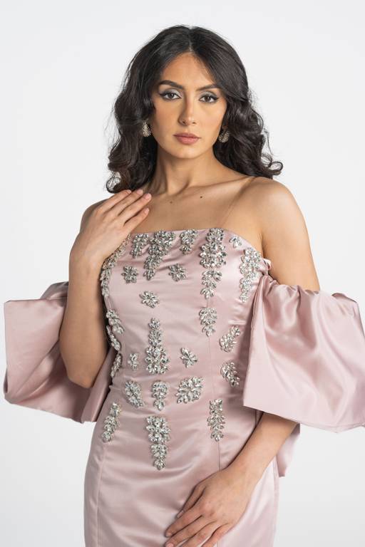 فستان مزين بأحجار كريستال