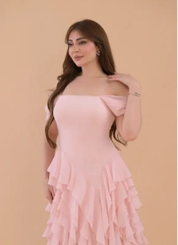 فستان سهرة وردي ناعم بأكتاف ساقطة وكشكش جورجيت أنثوي