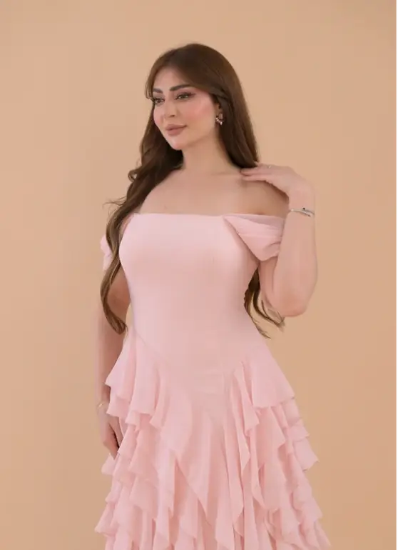 فستان سهرة وردي ناعم بأكتاف ساقطة وكشكش جورجيت أنثوي