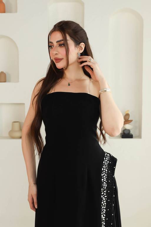 فستان سهرة أسود بدون أكمام مع تنورة بليسيه وتطريز جانبي لامع