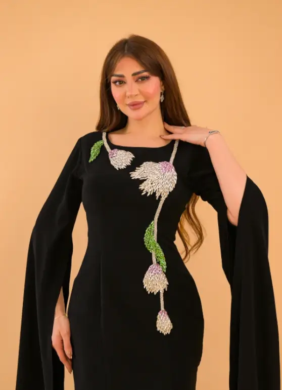 فستان أسود ملكي بكريب فرنسي وتطريز يدوي فاخر – تصميم سهرة راقي