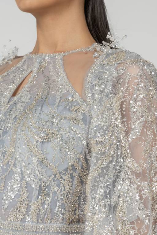 فستان سهرة بأكمام ملكية وتطريزات شك فخمة