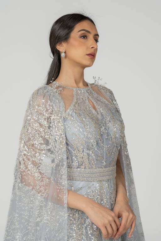 فستان سهرة بأكمام ملكية وتطريزات شك فخمة