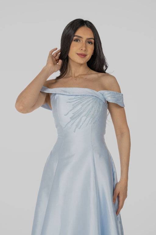 فستان اوف شولدر مزين بتطريزات شك