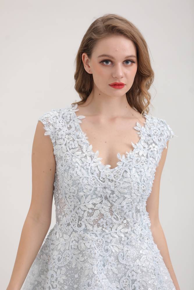 فستان مزين بتطريزات شك