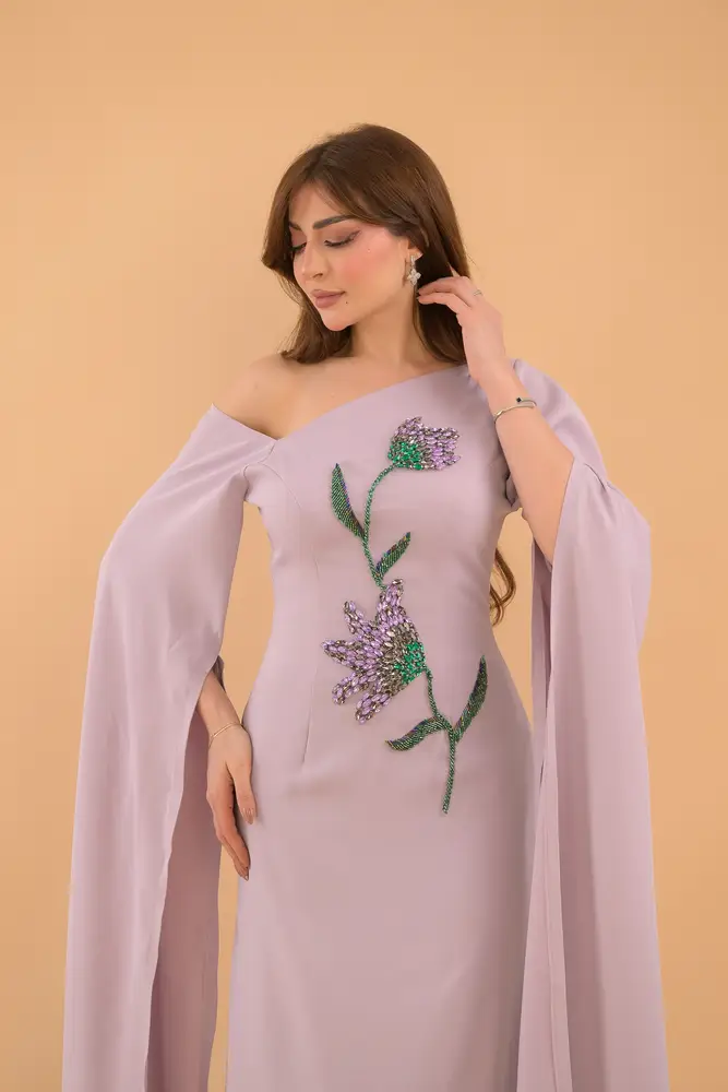 فستان سهرة بلون ليلكي ناعم بتطريز يدوي وأكمام ملكية طويلة