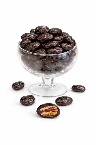 دراجية شوكلاتة داكنة بحشوة البيكان