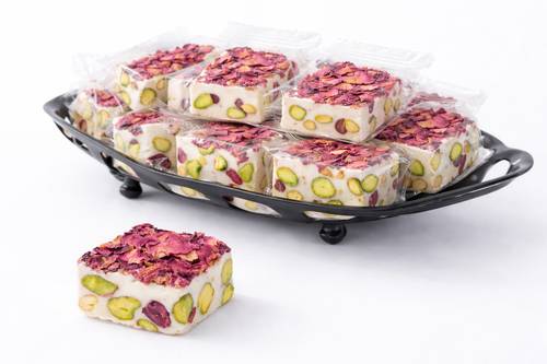 حلقوم نوجا فستق مغطى بالورد 
