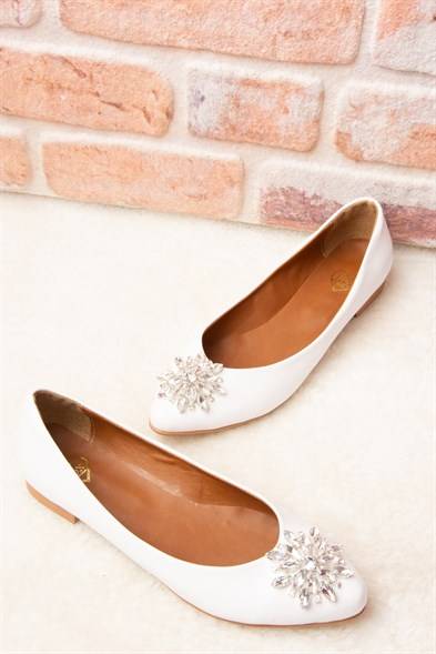 حذاء فلات أبيض بفصوص نسائي