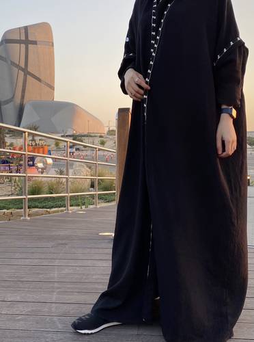 عبايه يوميه لينن بكلفه باللون الاسود و الابيض 