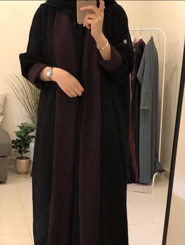عبايه باللون الأسود و اطرافها عنابي 