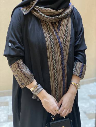 عباية باللون الأسود و درجات البني 