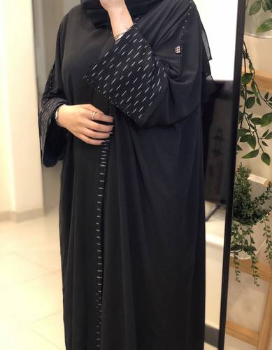 عباية باللون الأسود و الأبيض