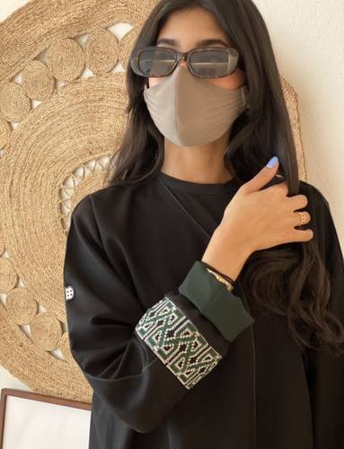 عبايه يوميه باللون الأسود و الأخضر 