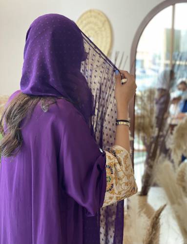 عبايه باللون البنفسجي 