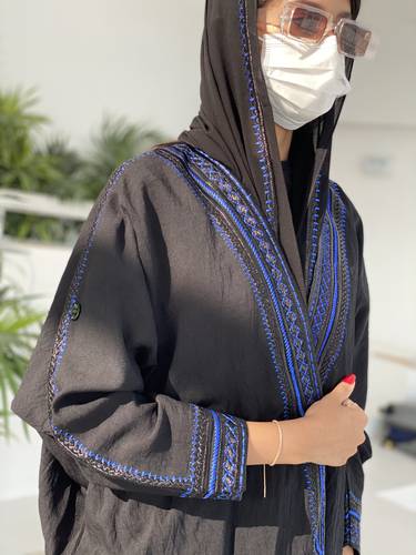 عبايه لينن بتطريز أزرق