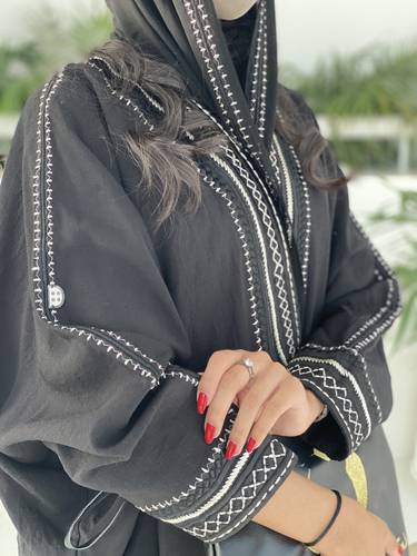 عبايه لينن بتطريز اسود وفضي