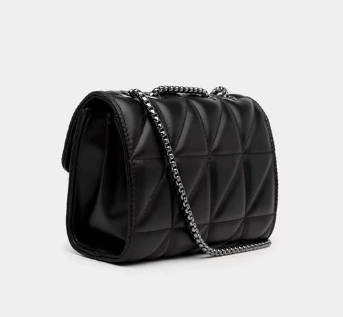 حقيبة كلاسيك (Classic Bag) (يعكس مباشرة ستايل الحقيبة المبطن الذي لا تنتهي موضته)
