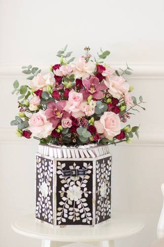 صندوق سداسي صدف ورد وشوكولاته