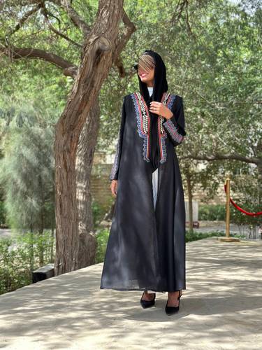 عبايه لنن اسود مطرز