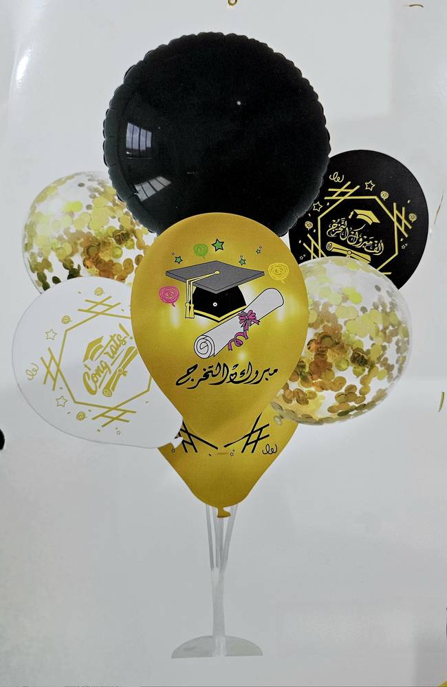 مجموعة بوالين ٧ قطع باللونين الاسود والذهبي شفافة مليئة بقصاصات الالمنيوم الذهبية ، وقاعدة بلاستيكية لتثبيت البالونات عليها لإضافة جمالية على حفلة النجاح والتخرج .