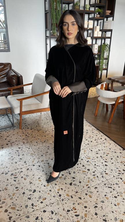 عباية شتوية مخمل مع أكمام رمادي مزينة بأزرار
