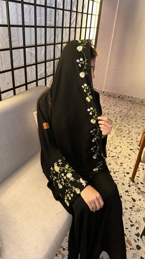 عباية كلوش بتطريز مورد أنيق