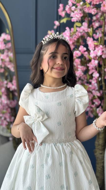 فستان بفيونكة من الصدر