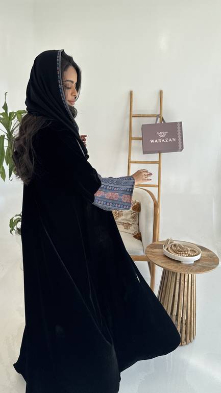 عباية مخمل شتوية بأكمام كشميري