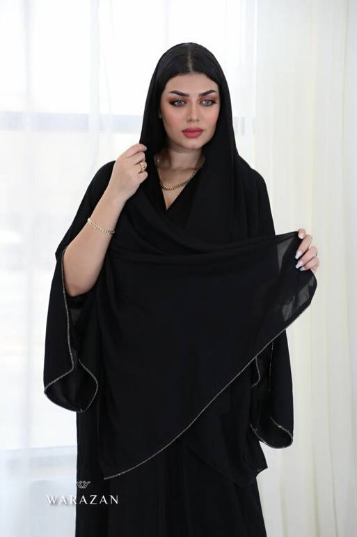 عباية عملية كريب ملكي بـ ستراس فضي على الأكمام
