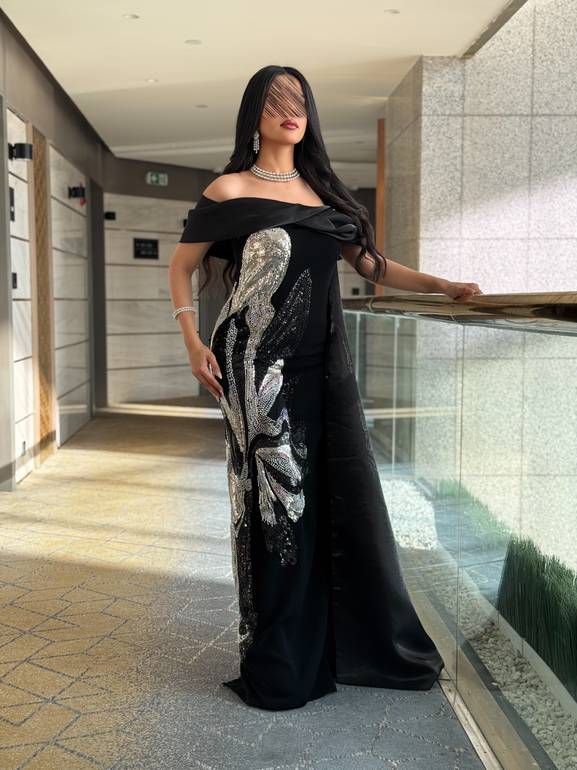 فستان سهرة ناعم مع كلفة 